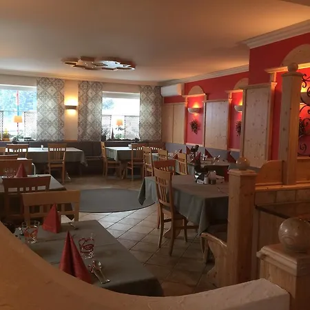 Отель Hotel-gasthof Strasswirt 3*